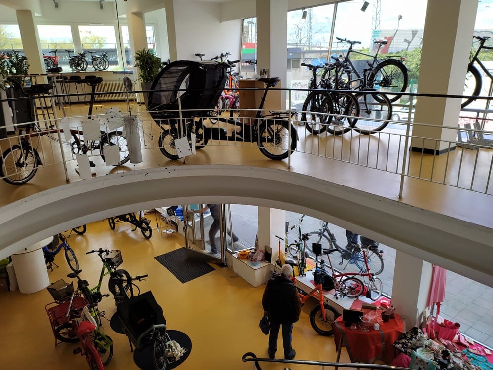 Innenraum mit vielen ausgestellten Fahrrädern